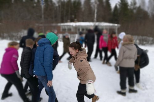 Nuoret leikkivät piirileikkiä talvella