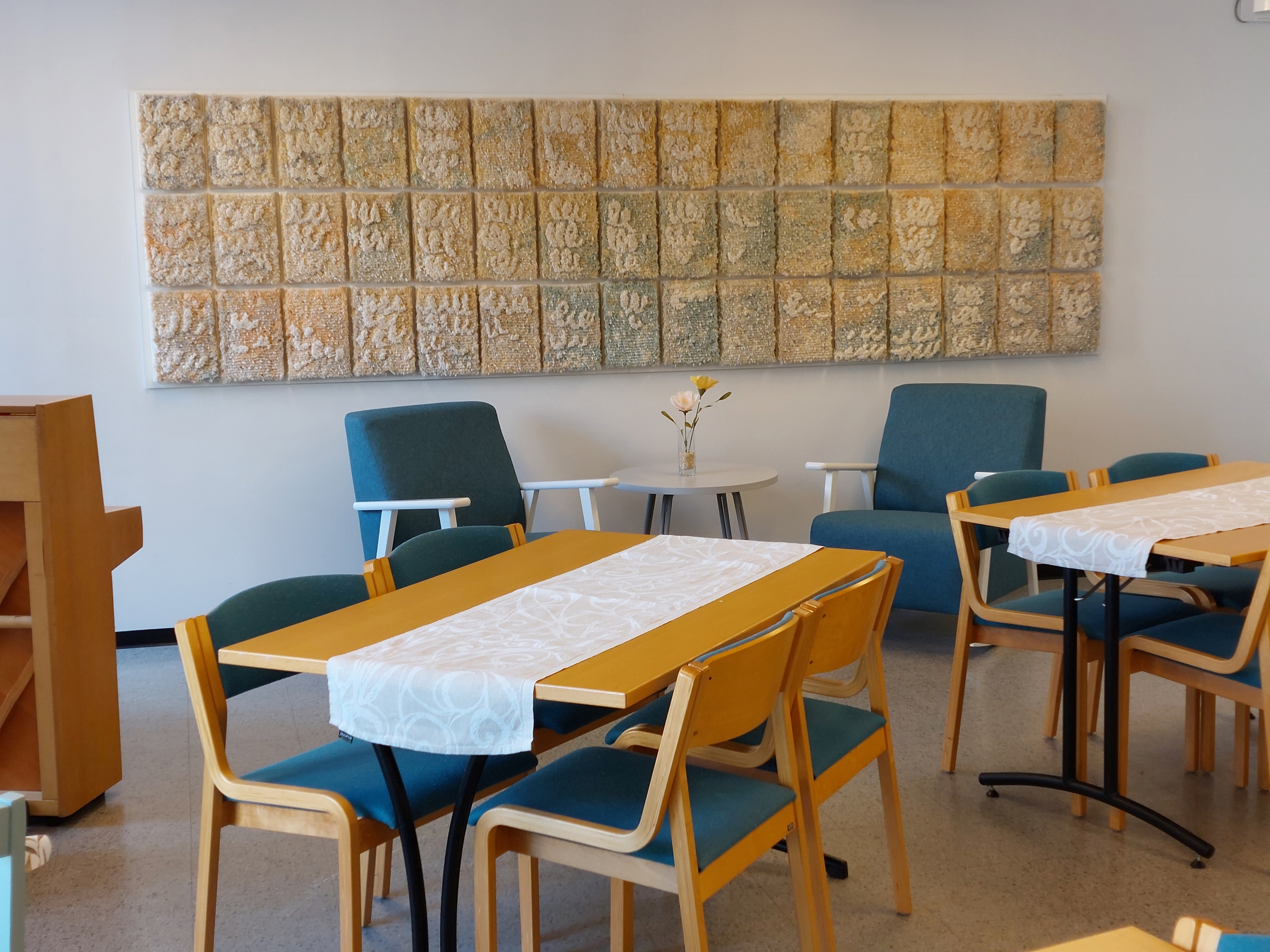 Elämänkertomus taidetekstiili Seurakuntakodissa