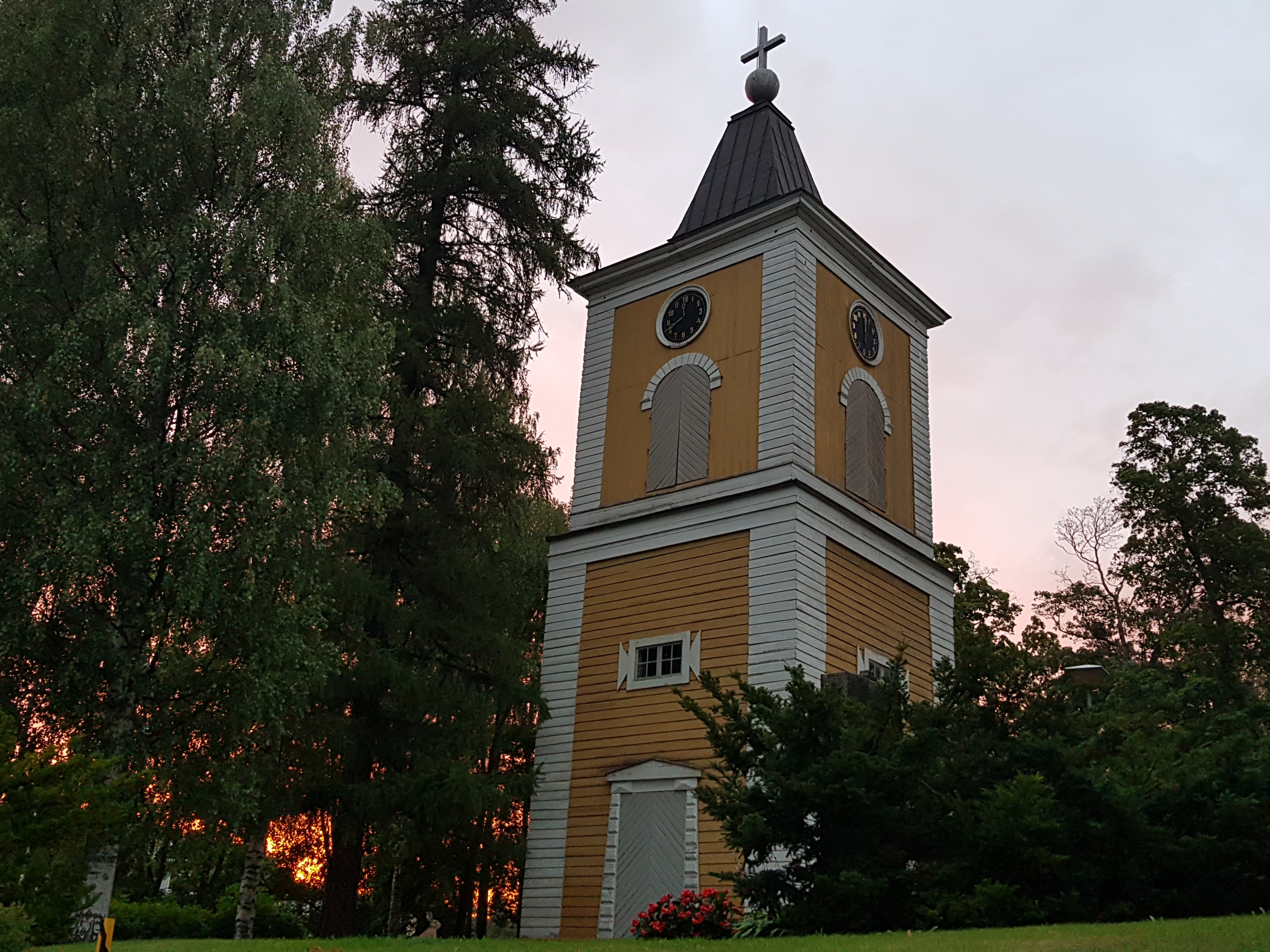 heinolan kellotapuli elokuu auringonnousu.jpg