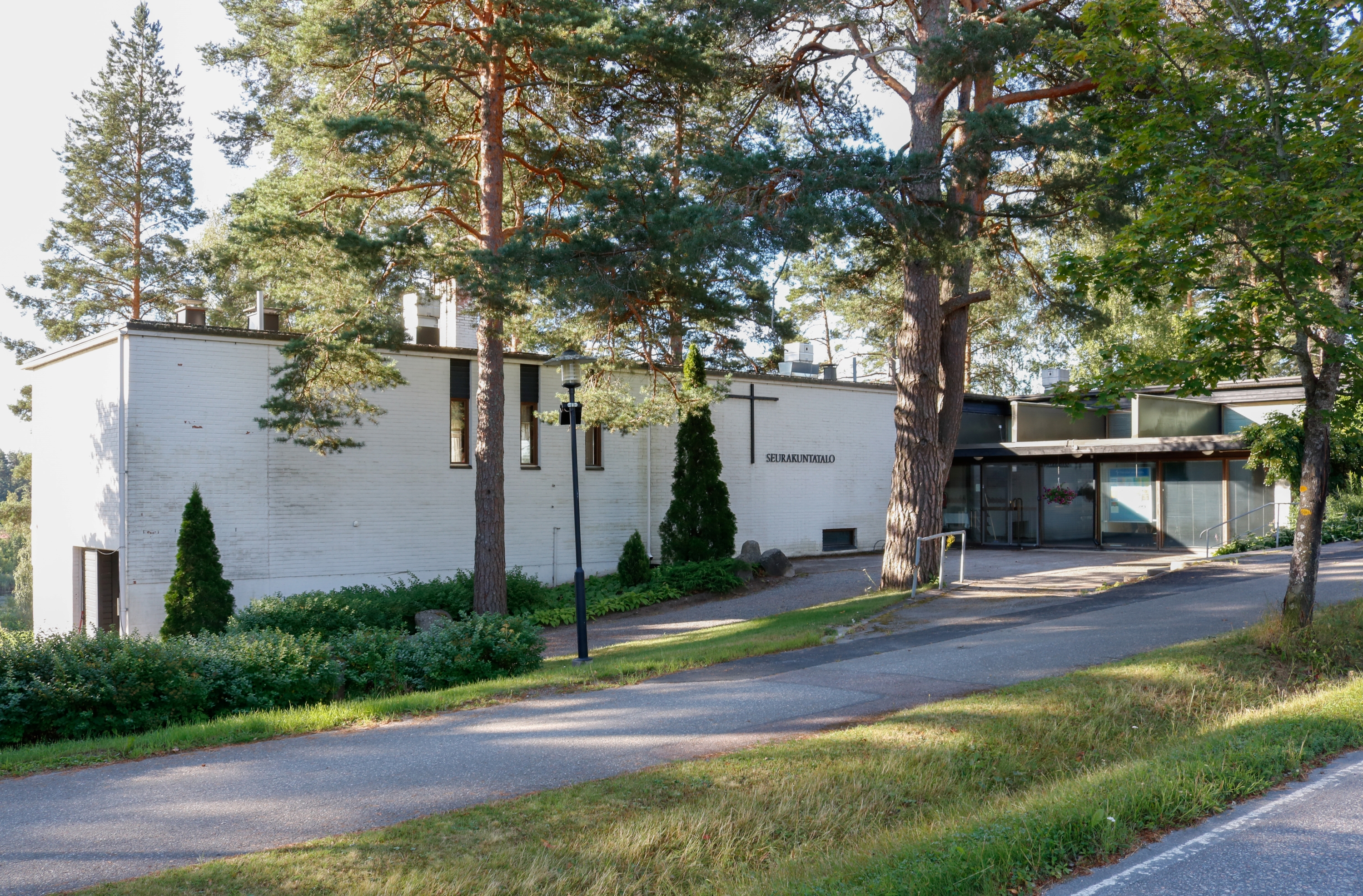 Kuva kirkonkylän seurakuntatalon sisäänkäynnistä