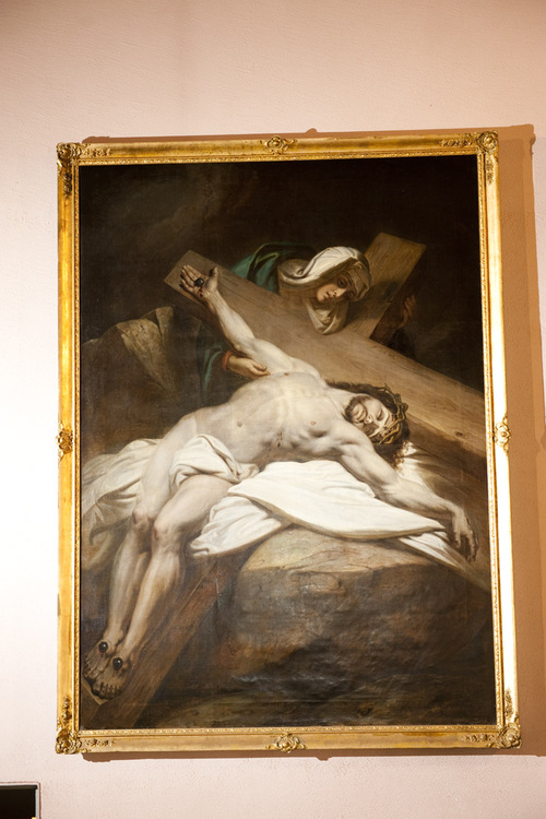 Maalaus ristillä makaavasta Jeesuksesta. Taustalla naisen hahmo.