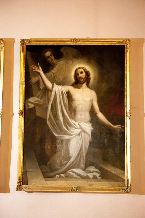 Maalaus ylösnousseesta Jeesuksesta käsi kohotettuna. Taustalla enkelihahmo.