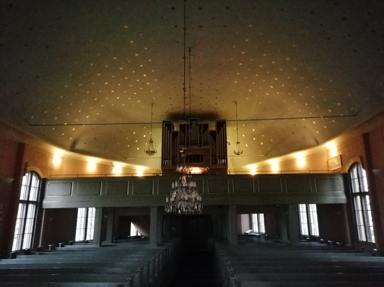 Heinolan kirkko iltahämärässä