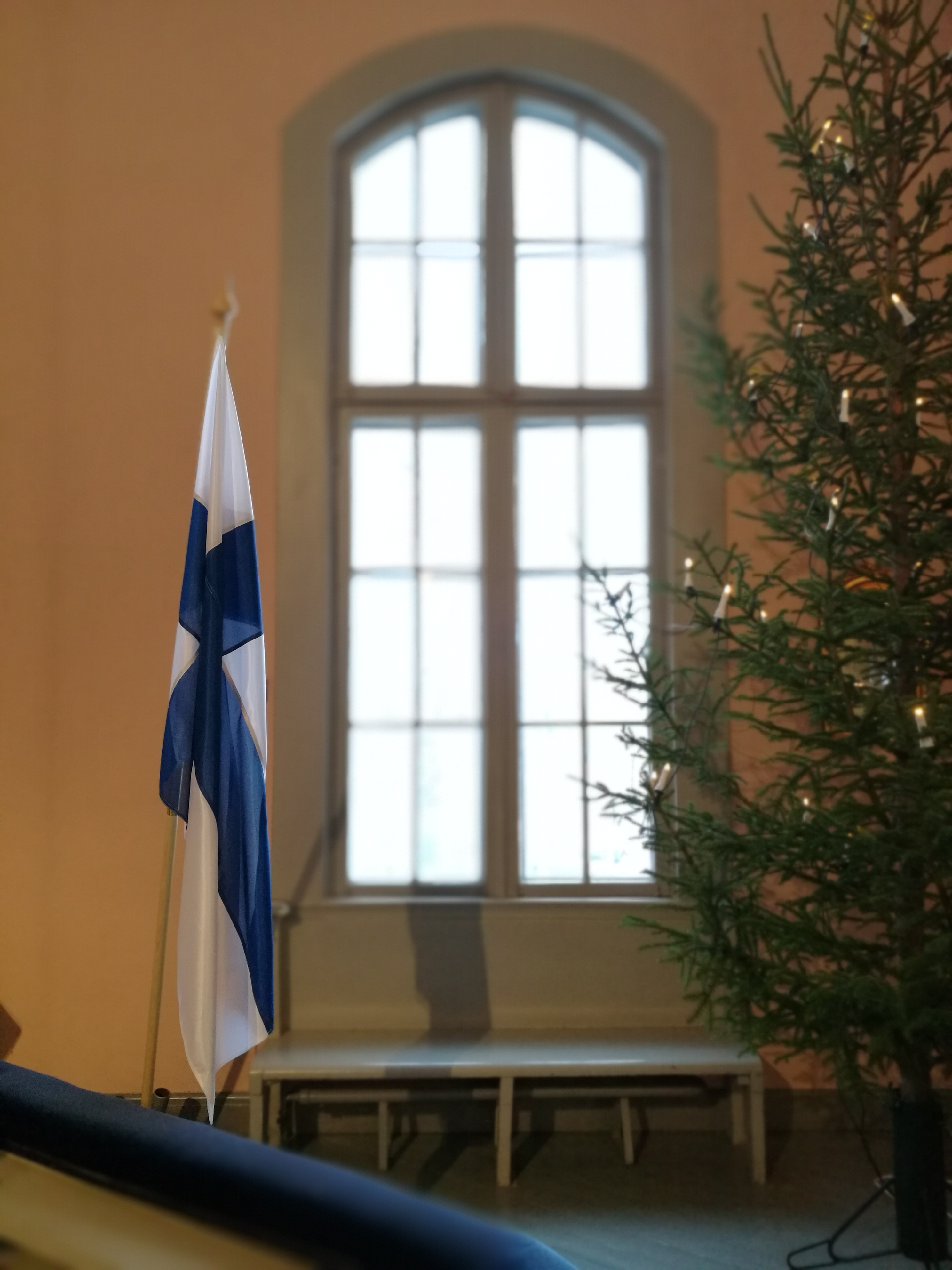 Suomen lippu, joulukuusi ja kirkon ikkuna