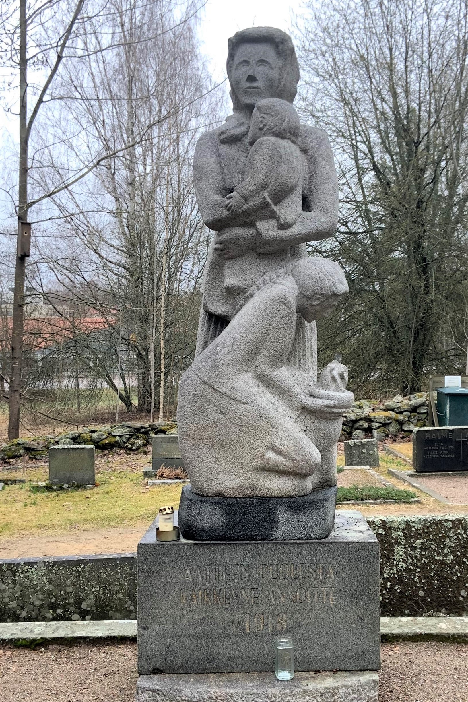 Vierumäen vainajien uudelleen hautaustilaisuus STRIIMATAAN Kuva_Heinolan_hautausmaalla_olevasta_Äiti_lapsi_patsaasta
