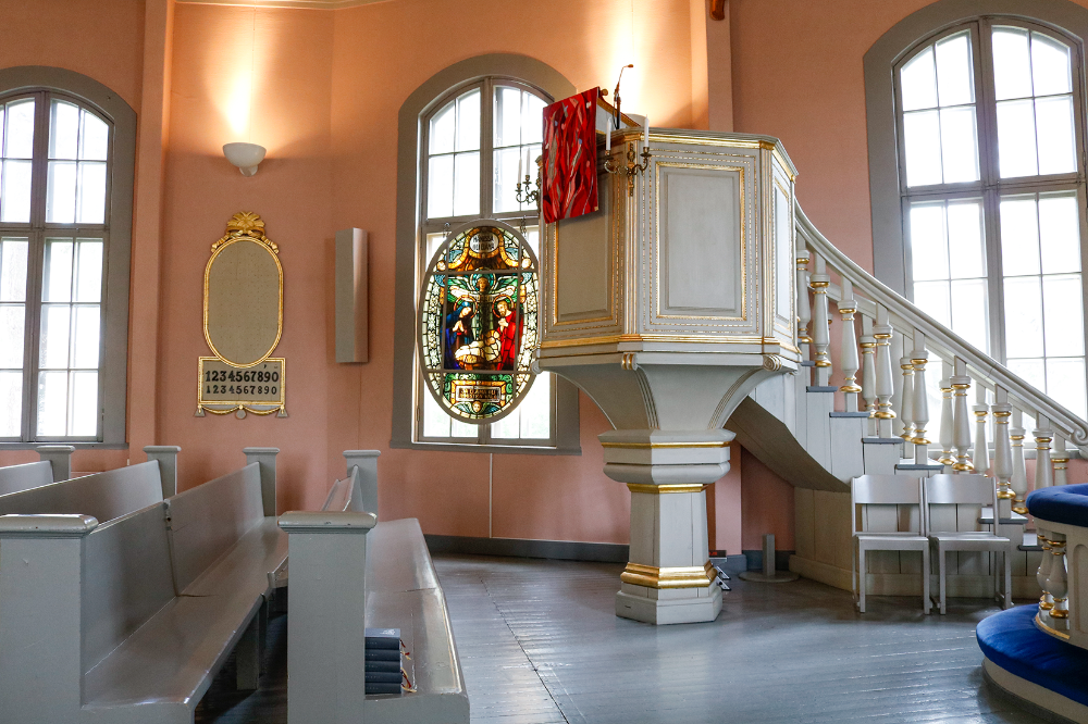 saarnastuoli ja etupenkkejä Heinolan kirkossa