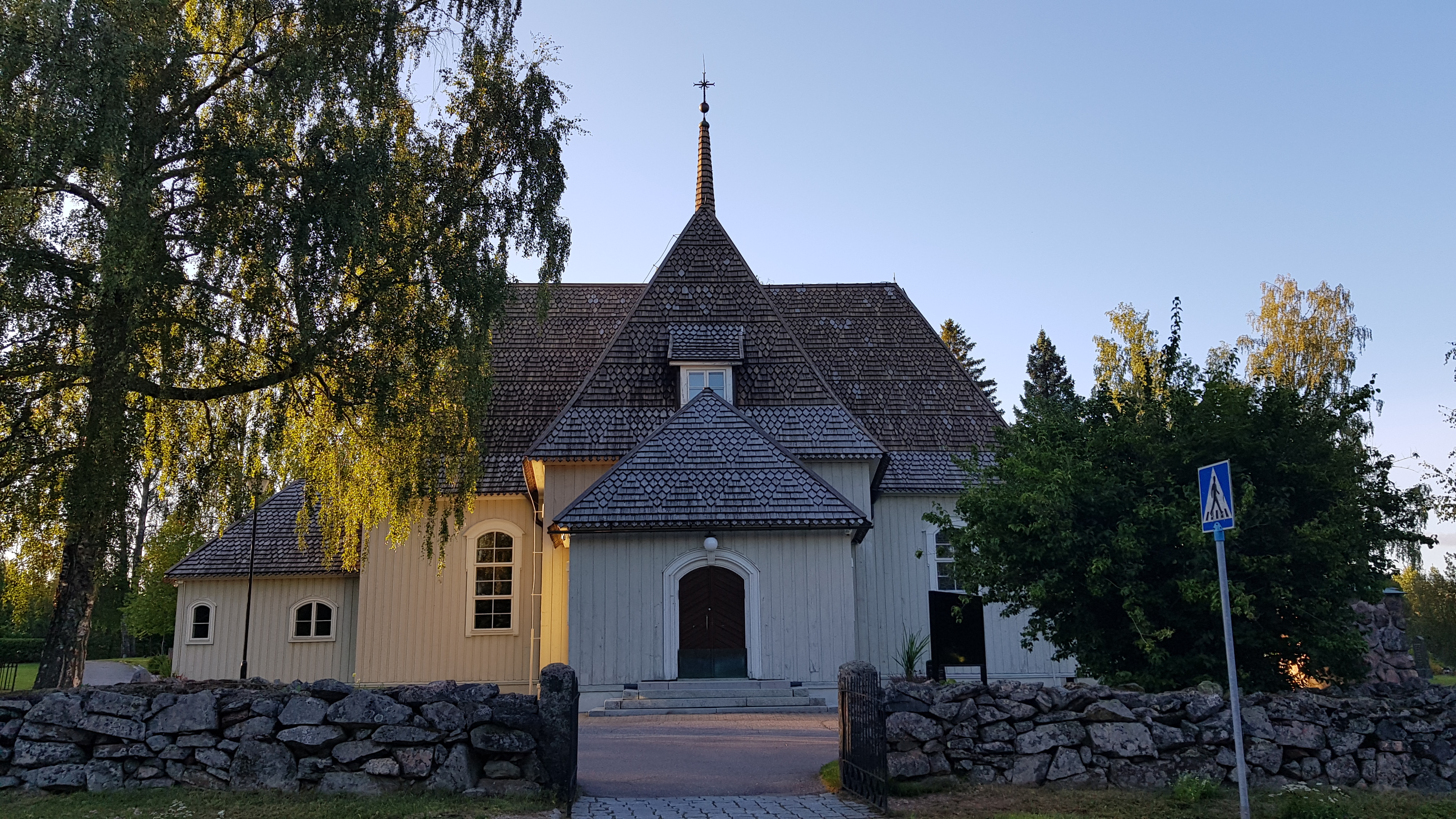 pitäjän kirkko ulkoa 3.jpg