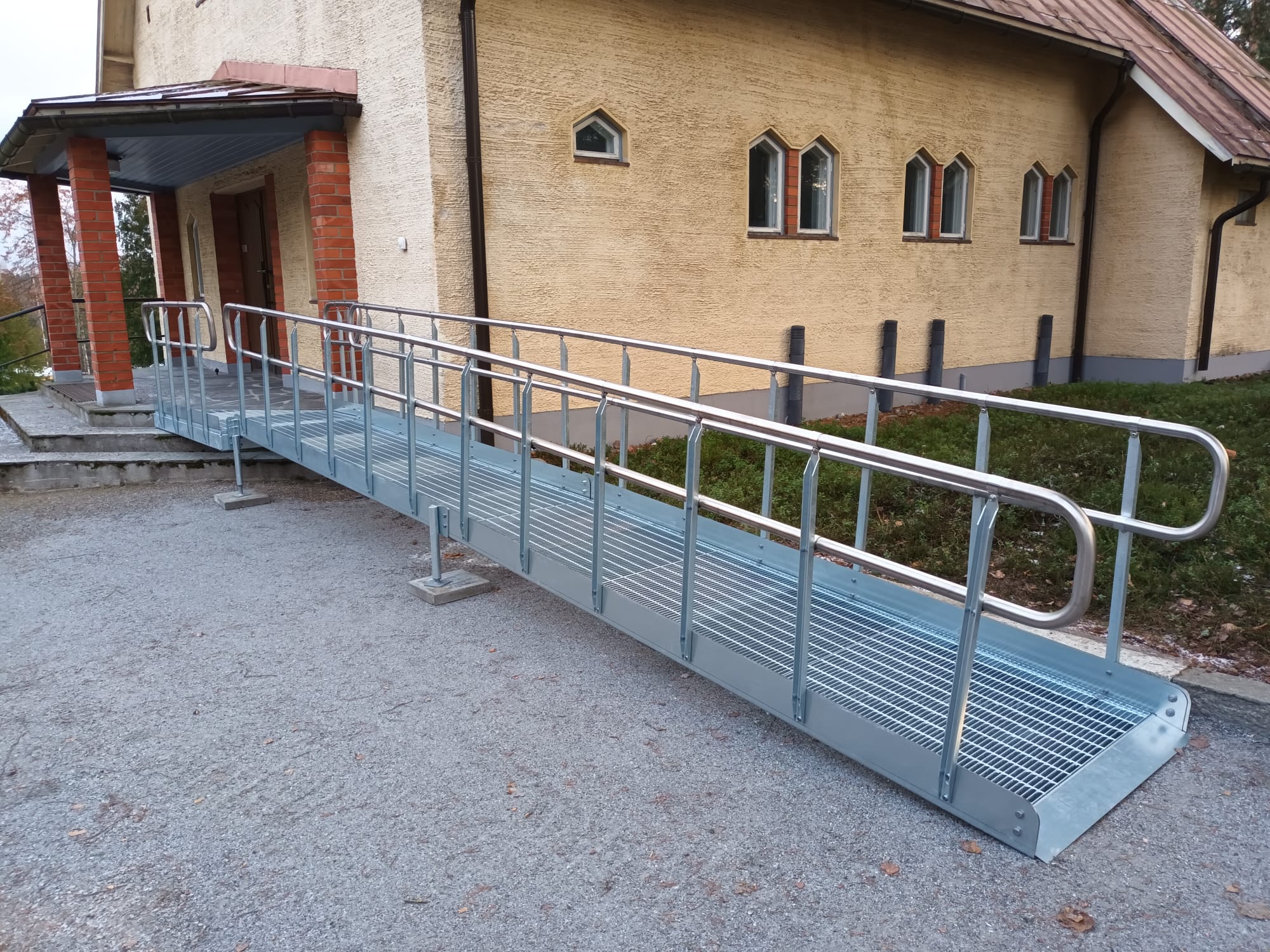 Kirkonkylän siunauskappelin luiska