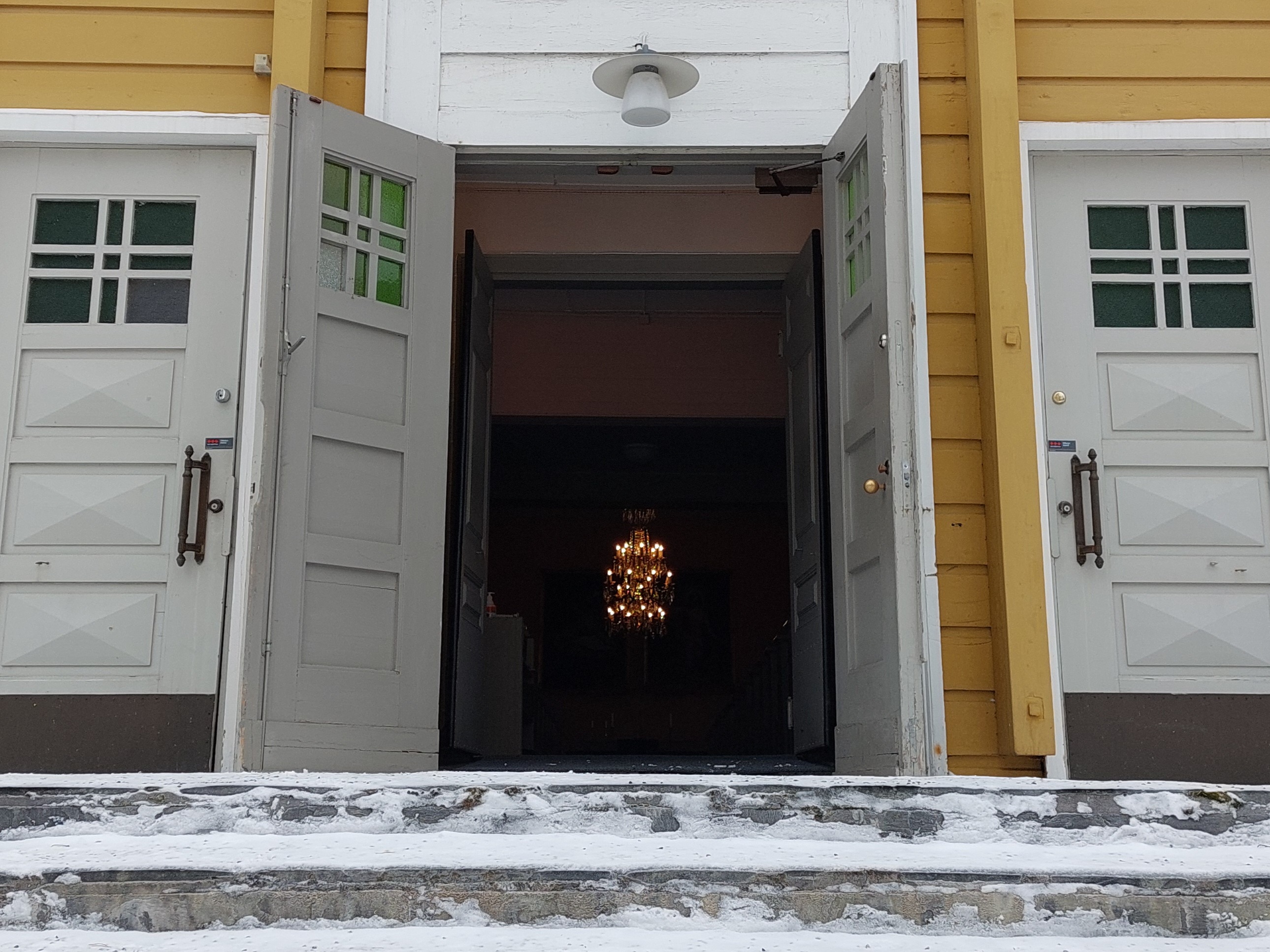 Heinolan kirkon ovet avoinna