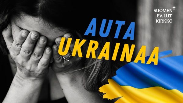 Nainen pitelee käsiään kasvojensa edessä. Teksti auta Ukrainaa.