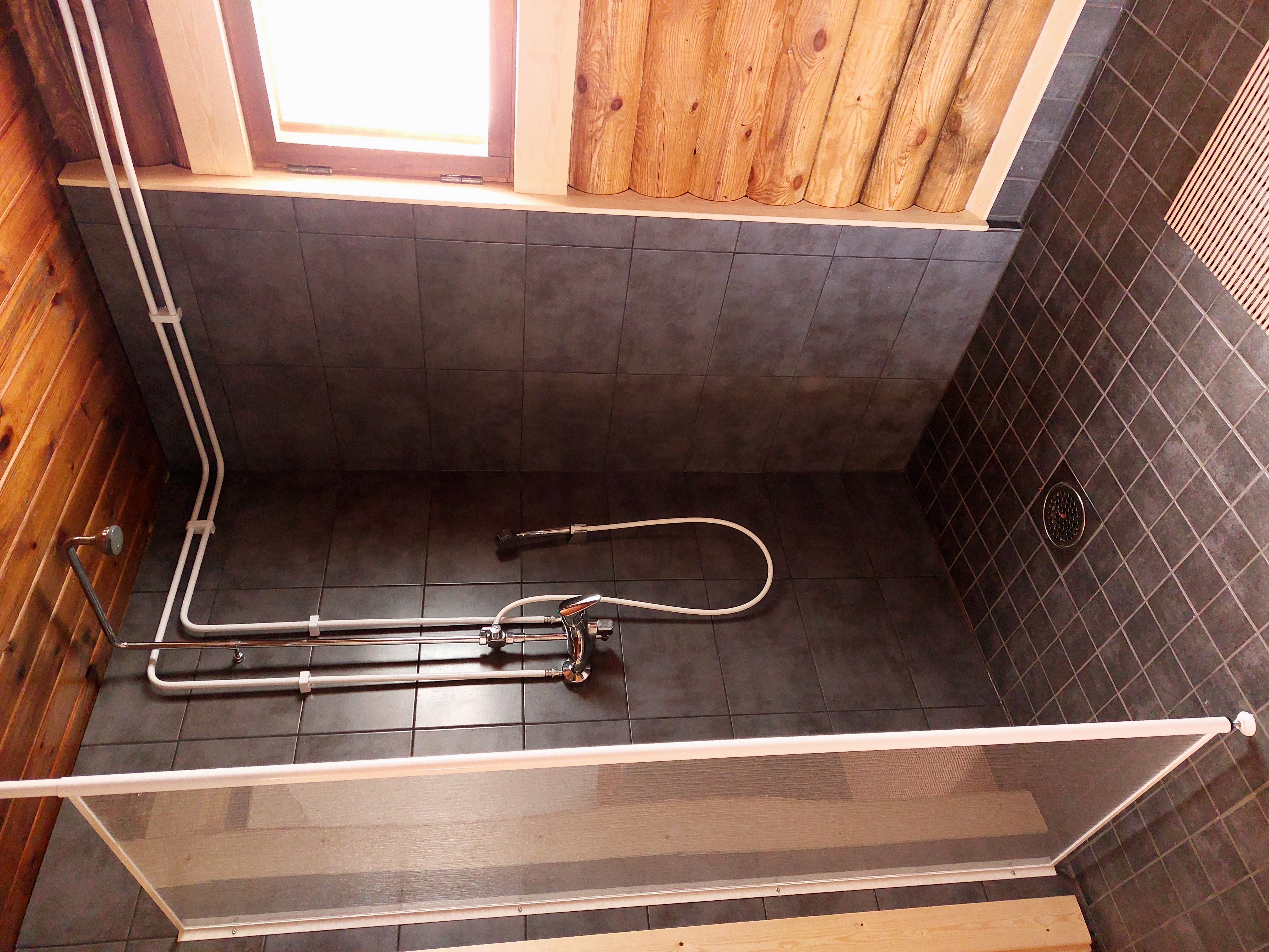Sulkavankosken saunarakennuksen suihku