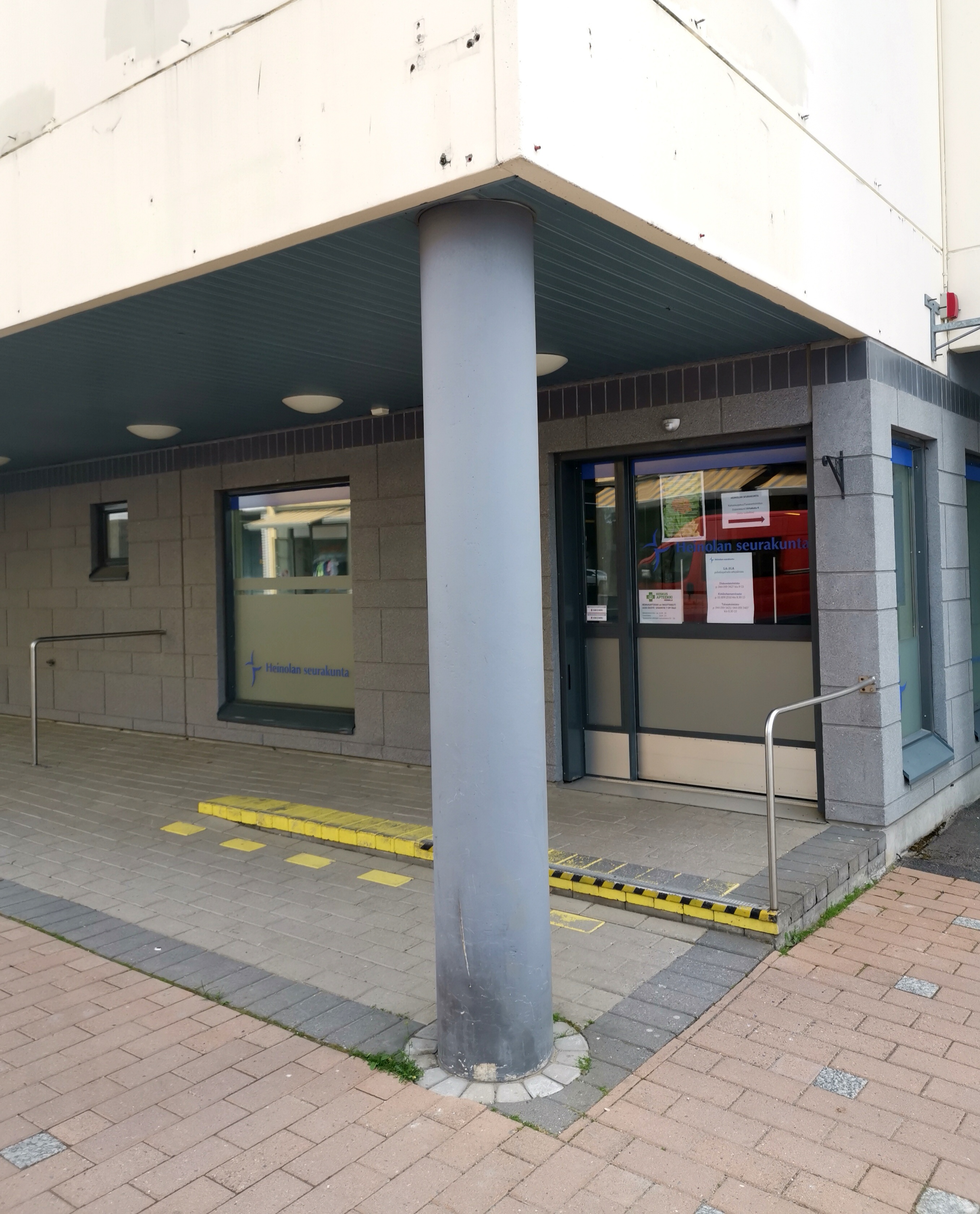 Kirkkoherranvirasto, taloustoimisto, diakoniavastaanotto Virtakatu 4 sisäänkäynti