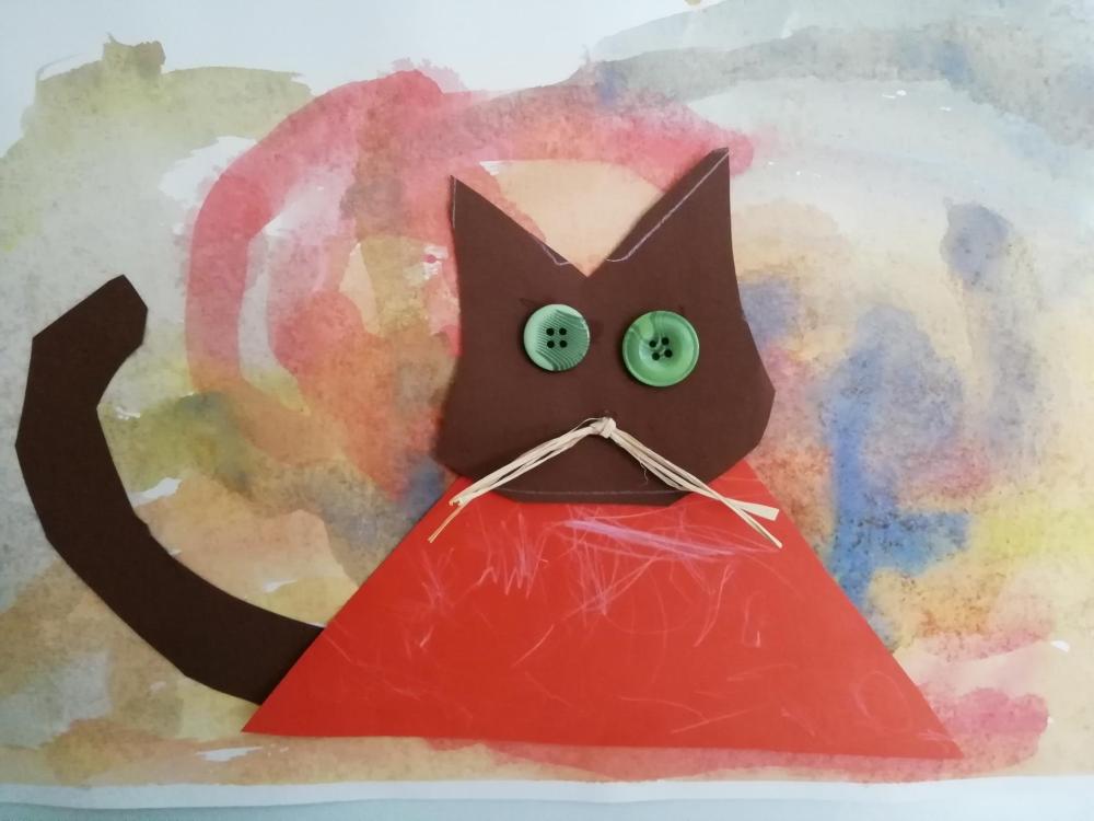 Vesiväreillä maalatulla paperilla on puna-ruskea lapsen askartelema kissa.